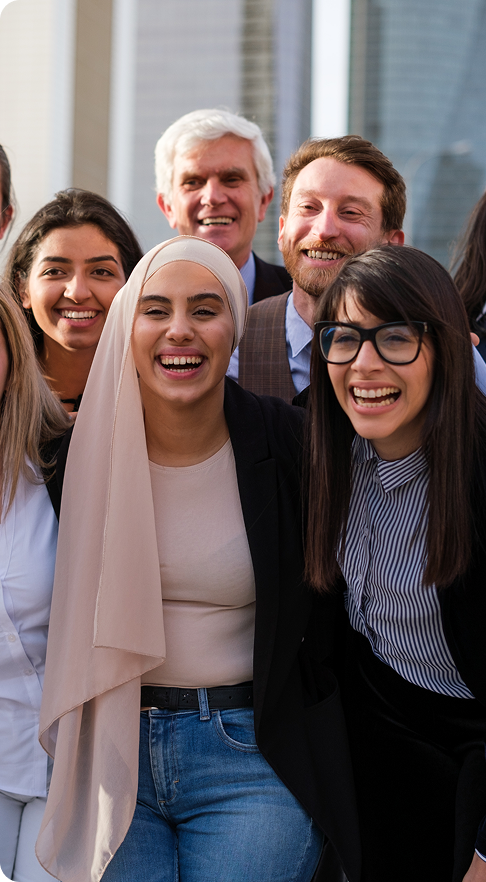 Une équipe d'affaires diversifiée pose ensemble et s'amuse