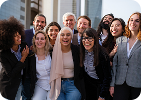 Une équipe d'affaires diversifiée pose ensemble et s'amuse