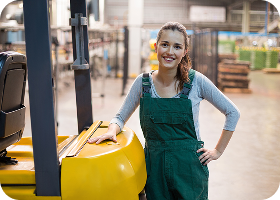 Portrait d'une ouvrière debout dans une usine de production de boissons
