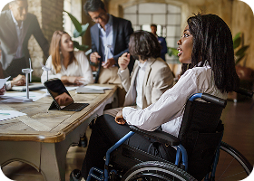 Collègues de bureau dans la salle de réunion - focus principal sur une femme afro-américaine handicapée assise sur le fauteuil roulant - concept de style de vie d'entreprise et de handicap