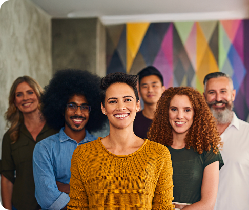 Créativité, collaboration et sourire pour portrait, startup, commerciaux en entreprise et réseautage. Heureux, employés et cadres en affaires, proposition ou bureau d'affaires, visage ou rédacteur en agence.