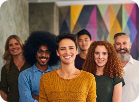 Créativité, collaboration et sourire pour portrait, startup, commerciaux en entreprise et réseautage. Heureux, employés et cadres en affaires, proposition ou bureau d'affaires, visage ou rédacteur en agence.