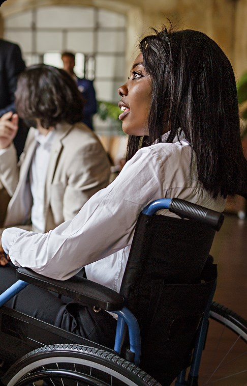Collègues de bureau dans la salle de réunion - focus principal sur une femme afro-américaine handicapée assise sur le fauteuil roulant - concept de style de vie d'entreprise et de handicap