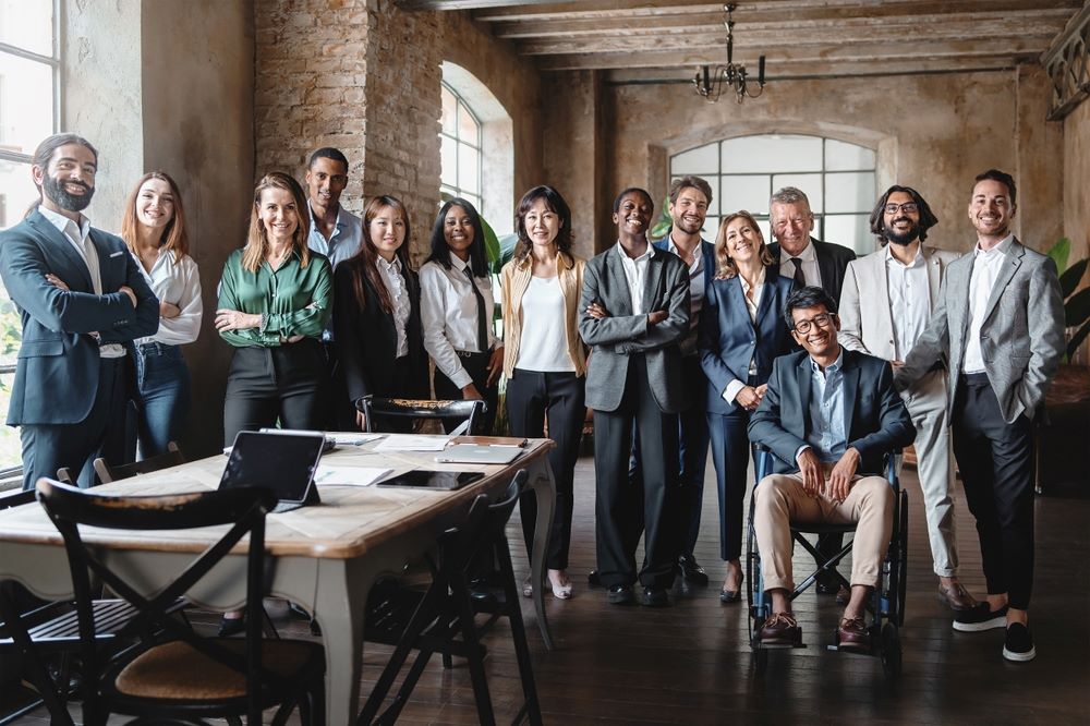 Portrait d'entreprise d'une équipe de travail multigénérationnelle avec des membres multiraciaux et handicapés - Photo de groupe de collègues debout dans l'espace de co-travail regardant la caméra - mode de vie