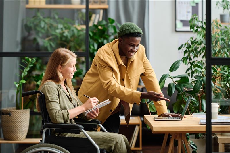 Une femme en fauteuil roulant et un homme